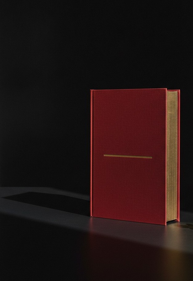 Ejemplar del libro en tela carmín con filo dorado